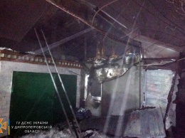 Почти два десятка пожарных тушили пылающий дом в Подгородном