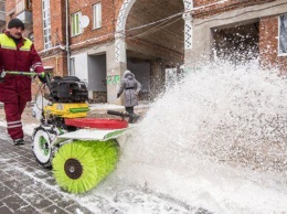 Полторы тысячи дворников убирают снег в харьковских дворах
