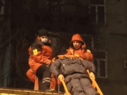 Киевские спасатели пытались спустить с крыши мужчину и уронили его - видео