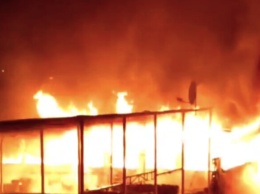 В Запорожье пожар на Набережной: горит бар "Понеслось"