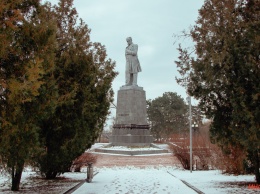 По тонким линиям событий: как в Днепре выглядит памятник Тарасу Шевченко на Монастырском острове