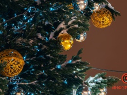 Предновогодняя магия: как выглядит главная елка Днепра под покровом ночи