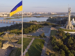 Падение флагштока, декольте и «антиахметовский закон»: топ скандалов Украины в 2021 году