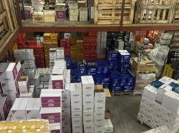 Продавали через Интернет и в магазине: в Харькове накрыли склад нелегального алкоголя