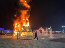 В Казахстане горожане фотографировались на фоне горящей новогодней елки