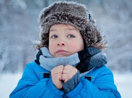 В канун Нового года в Днепре ребенок чуть не замерз на остановке