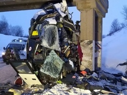 В России автобус влетел в опору моста, пять жертв