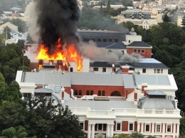 Здание парламента ЮАР загорелось в Кейптауне