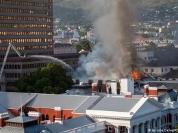 В ЮАР загорелось здание парламента (ВИДЕО)