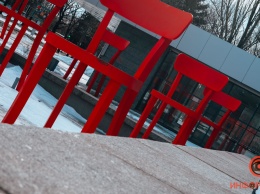 Днепр под другим углом: чем привлекают гигантские стулья возле главного корпуса ДНУ имени Олеся Гончара