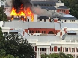 В столице ЮАР загорелось здание парламента, обрушилась крыша