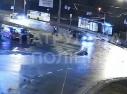 В Киеве пьяный водитель сбил ребенка и скрылся: видео момента