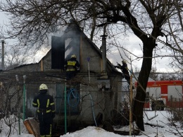 В Днепре при пожаре в дачном домике погиб человек