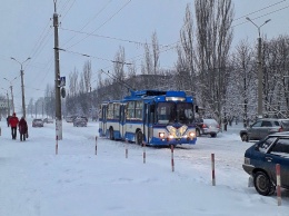 В оккупированном Алчевске на маршрут вышел новогодний троллейбус (фото)