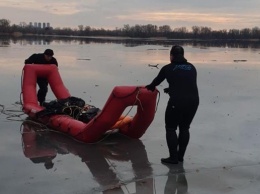 В Киеве из-под льда достали тело мужчины