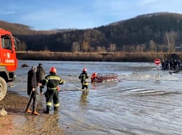 На переправе в Черновицкой области авто ушло под воду