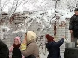 Зато без «бандеровцев»: в сети показали видео огромной очереди за едой в Луганске