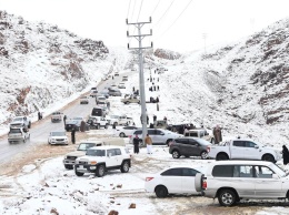 В Саудовской Аравии выпал обильный снег: полиция перекрыла район из-за нашествия тысяч туристов