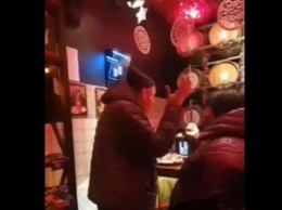 Пьяный мужчина угрожал убить бармена из-за украинского языка в Мариуполе (ВИДЕО)