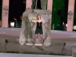 Во Львове женщина справила нужду под памятником Бандере