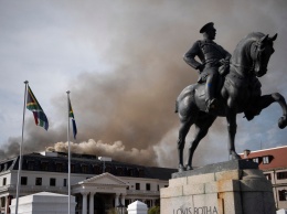 В ЮАР несколько дней тушат пожар в парламентском комплексе