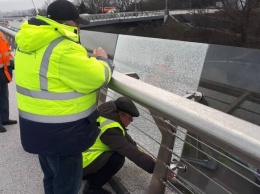 Вандалы разбили на велопешеходном мосту в Киеве стекло: его уже заменяют