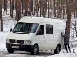 В Харькове парень руками остановил микроавтобус (видео)