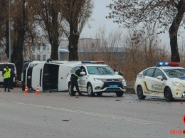 В Днепре на Яснополянской Mazda врезалась в Volkswagen: микроавтобус перевернулся