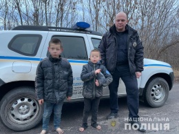 В Одесской области полицейские обнаружили на дороге двух босоногих детей, которые сбежали из дома