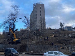 Семья бизнесмена "из 90-х" вырубила деревья на склоне возле "Олимпийского" для строительства 30-этажки