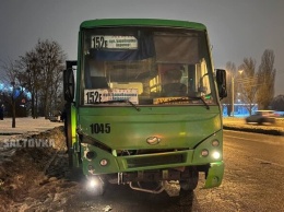 В Харькове маршрутка влетела в припаркованный автомобиль