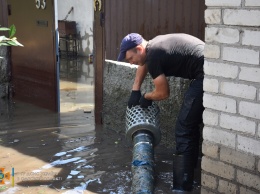 На Закарпатье затоплены дороги и села: спасатели откачивали воду помпами