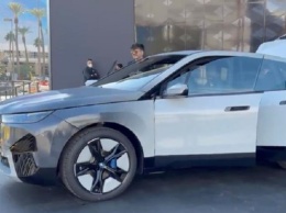 BMW показала электрокар с изменяющимся цветом