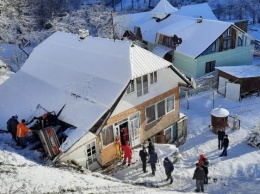 В Карпатах авто-леди слетела с дороги и упала на крышу дома (фото)