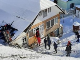 Авто слетело в обрыв на Прикарпатье и растрощило крышу дома (ФОТО)