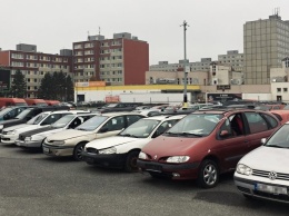 Максимум 200 евро: в Праге прошел первый аукцион брошенных автомобилей