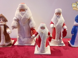 Коллекция ретро-Дедов Морозов и Снегурочек представлена на выставке в Евпатории
