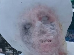 Пользователи соцсетей обсуждают статую «Снегурочки-зомби»