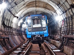 На Теремках из-за пьяного мужчины остановилось движение поездов метро