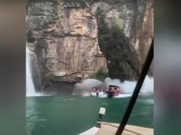 В Бразилии скала рухнула на катера с туристами