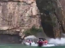 Скала рухнула на катера с туристами в Бразилии (видео 18+)
