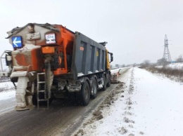 Мокрый снег и гололедица: какая ситуация на дорогах Одесской области