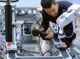 Роботов научили предугадывать действия рабочих, чтобы помогать им на производстве