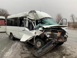 В Днепропетровской области столкнулись микроавтобус Mercedes-Benz и грузовик MAN: четырех человек увезли в больницу