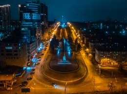 Ночные монументы: как выглядят памятники на Яворницкого при свете фонарей