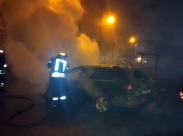 В Кривом Роге ночью горел Volkswagen Golf