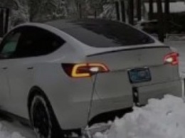 Tesla Model Y и снежный холм: кто кого