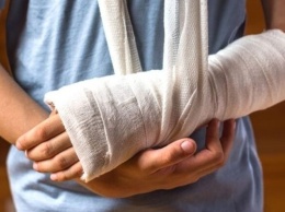 В Одесской области школьница сломала руку на физкультуре: мать обвиняет учителей