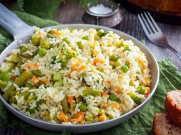 Простые и вкусные рецепты после праздников: как приготовить рис с овощами в мультиварке