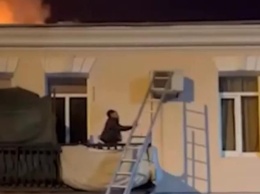 В Ялте мужчина отказывался покидать горящий дом